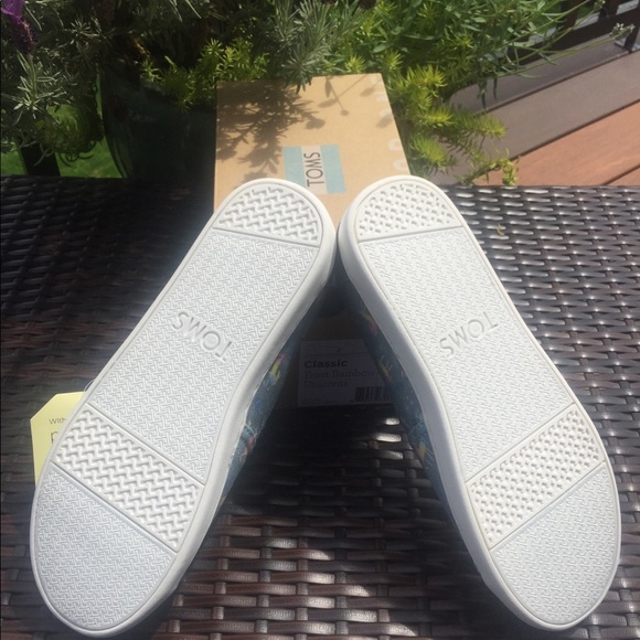 Rare Unicorn TOMS size 4.5 (Kids) - Picture 3 of 3